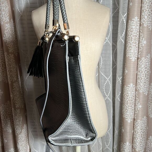 NWOT Bebe Los Angeles Grey Reptile Embossed Shoulder Bag - Picture 3 of 14